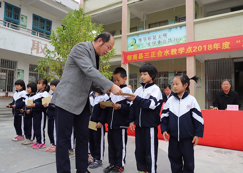 12月20日，集團形象管理部總經(jīng)理李華代表我集團向我集團捐建學(xué)校的師生頒發(fā)了2018年度“三正獎教助學(xué)金”，共計頒發(fā)30萬元。