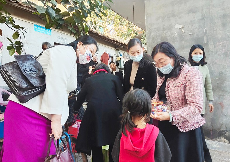 1月19日，東莞市婦聯(lián)及福利會組織開展了“玉蘭關(guān)愛、迎春送?！?022年春節(jié)慰問困難婦女兒童家庭”活動，集團培訓(xùn)中心主任劉淑芬代表我集團參加了本次活動，前往東莞市塘廈鎮(zhèn)、黃江鎮(zhèn)、樟木頭鎮(zhèn)，為17戶家