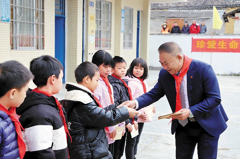 12月25日至26日，我集團向捐建學(xué)校師生頒發(fā)“三正獎教助學(xué)金”合計23.98萬元。并向三正合水小學(xué)捐贈了價值7.5萬的多媒體教學(xué)設(shè)備，向揭陽鳳湖小學(xué)碧潭三正分校一名病重學(xué)生捐贈1萬元助其度過難關(guān)。