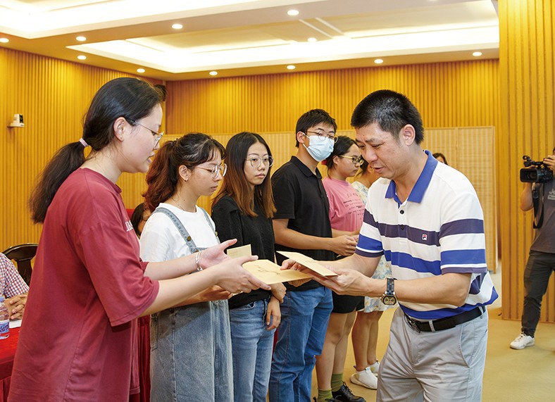 8月29日上午，“2023年廣東三正集團捐資助學(xué)金發(fā)放儀式”在橋頭鎮(zhèn)第四小學(xué)舉行，為25名橋頭籍困難家庭在讀大學(xué)生發(fā)放助學(xué)金19.04萬元。